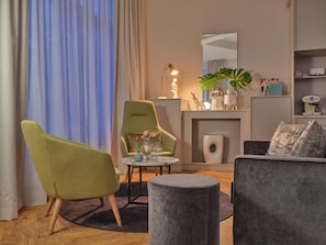Suite | Wohnbereich | 55-Zoll-Smart-TV mit Kabelempfang, Netflix, Streaming-Dienste