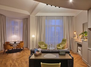 Suite | Living room | 55-inch Smart TV with cable channels, Netflix, streaming services - Classik Hotel Alexander Plaza (Berlin)