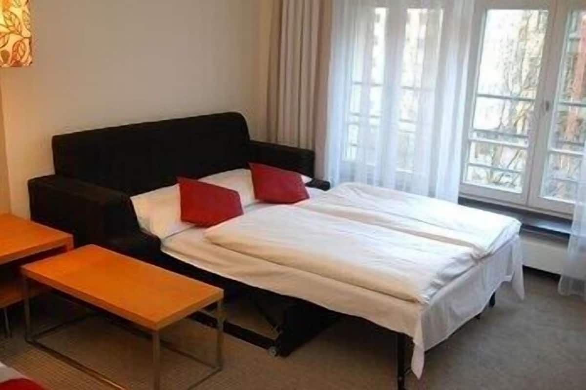 Hypo-allergenic bedding, minibar, in-room safe, blackout curtains