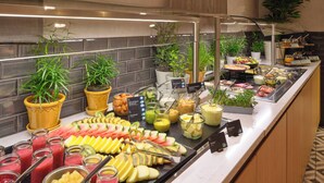 A buffet with various fruits, vegetables, and beverages. - Classik Hotel Alexander Plaza (Berlin)
