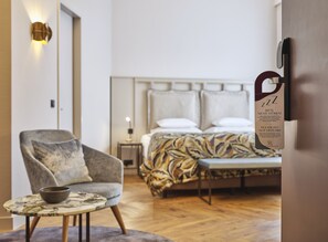 尊榮客房 | 低過敏寢具、迷你吧、客房內保險箱、遮光布/窗簾