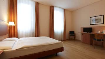 Ropa de cama hipoalergénica y caja de seguridad en la habitación