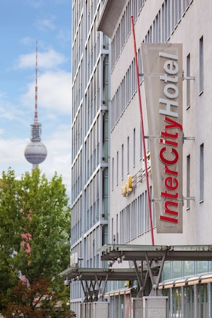 A modern building with a sign for the InterCity Hotel. - IntercityHotel Berlin Ostbahnhof (Berlin)