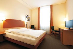 Hypo-allergenic bedding, in-room safe, desk, soundproofing - IntercityHotel Berlin Ostbahnhof (Berlin)