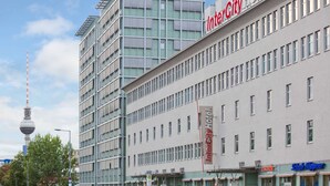 Un hôtel moderne, reconnaissable à son enseigne InterCity Hotel bien visible, à sa façade en verre et à la vue qu’il offre sur la tour de télévision de Berlin en arrière-plan.