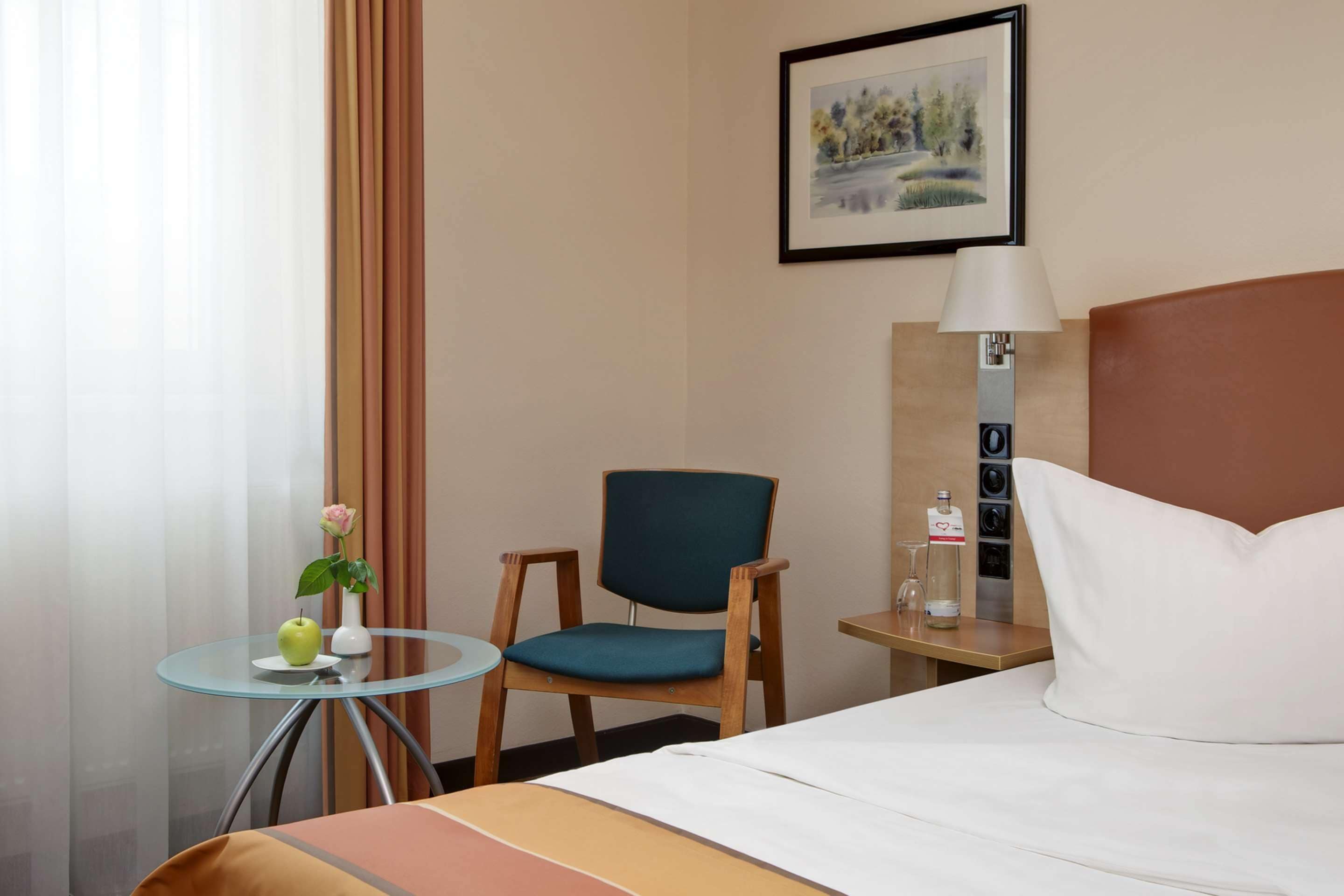 business room | hypo-allergenic bedding, in-room safe, desk, soundproofing