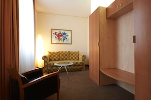 Studio | Hypo-allergenic bedding, in-room safe, desk, soundproofing