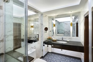 Premium Room | Bathroom | Combined shower/tub, free toiletries, hair dryer, bathrobes