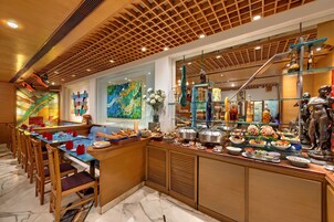 Desayuno buffet diario (INR 750 por persona)