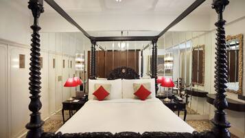 Luxury Suite | In-room safe, desk, blackout curtains, iron/ironing board