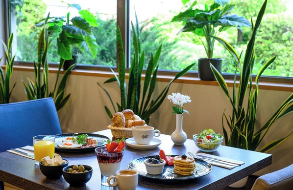 Dagelijks ontbijtbuffet (EUR 14 per persoon)