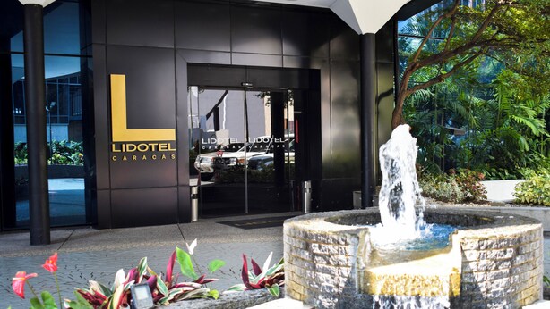 A modern hotel entrance with a water feature in front. - Lidotel Caracas (Caracas)
