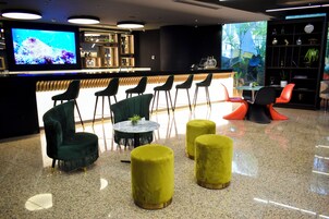42-tums plasma-tv med kabelkanaler, tv och en iPod-dockningsstation