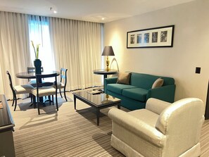 Suite superior, vista a la ciudad | Sábanas de algodón egipcio, ropa de cama de alta calidad y edredón 