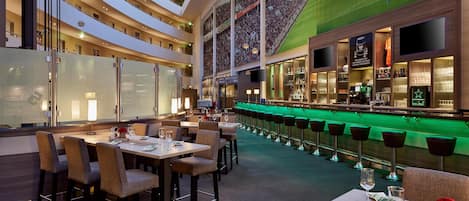 Sert le petit déjeuner, le déjeuner et le dîner