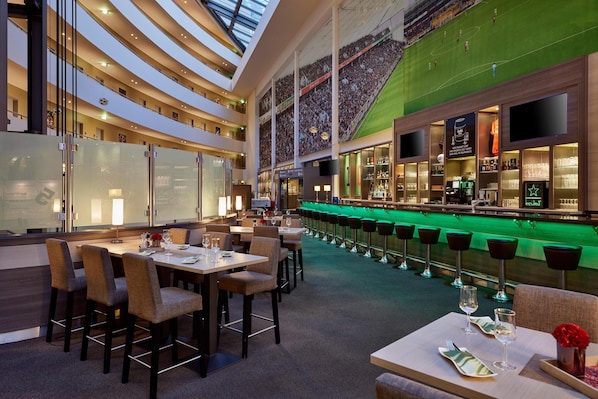 Sert le petit déjeuner, le déjeuner et le dîner