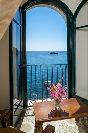 Quadruple Room, Sea View | Minibar, in-room safe, individually decorated, desk - Hotel Lido Mediterranee (Taormina)