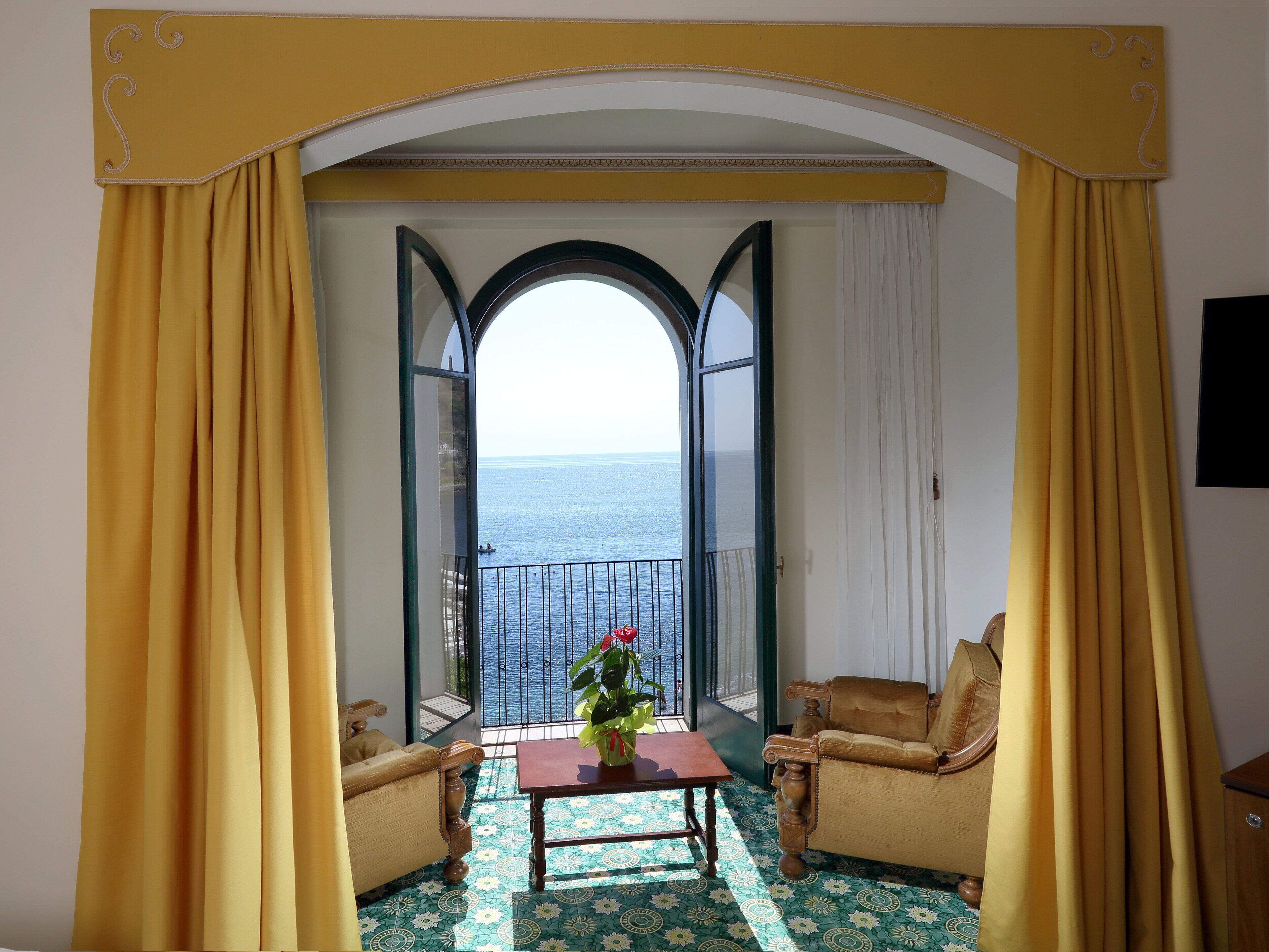 quadruple room, sea view | minibar, in-room safe, individually decorated, desk