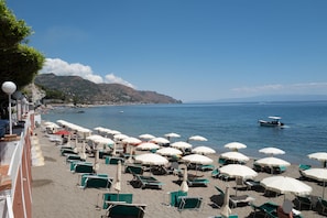 Playa privada, sillas reclinables de playa, sombrillas, toallas de playa