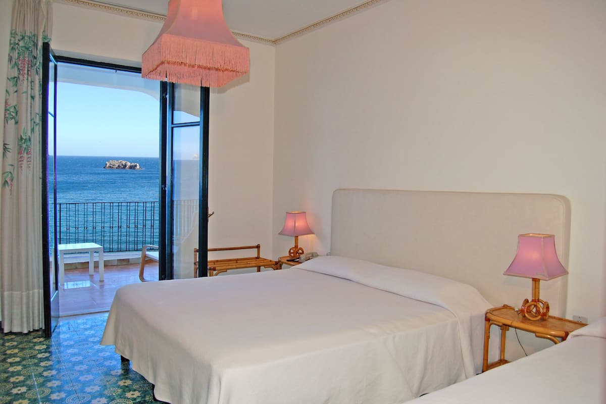 camera superior Terrazzo vista mare | Minibar, in-room safe, individually decorated, desk