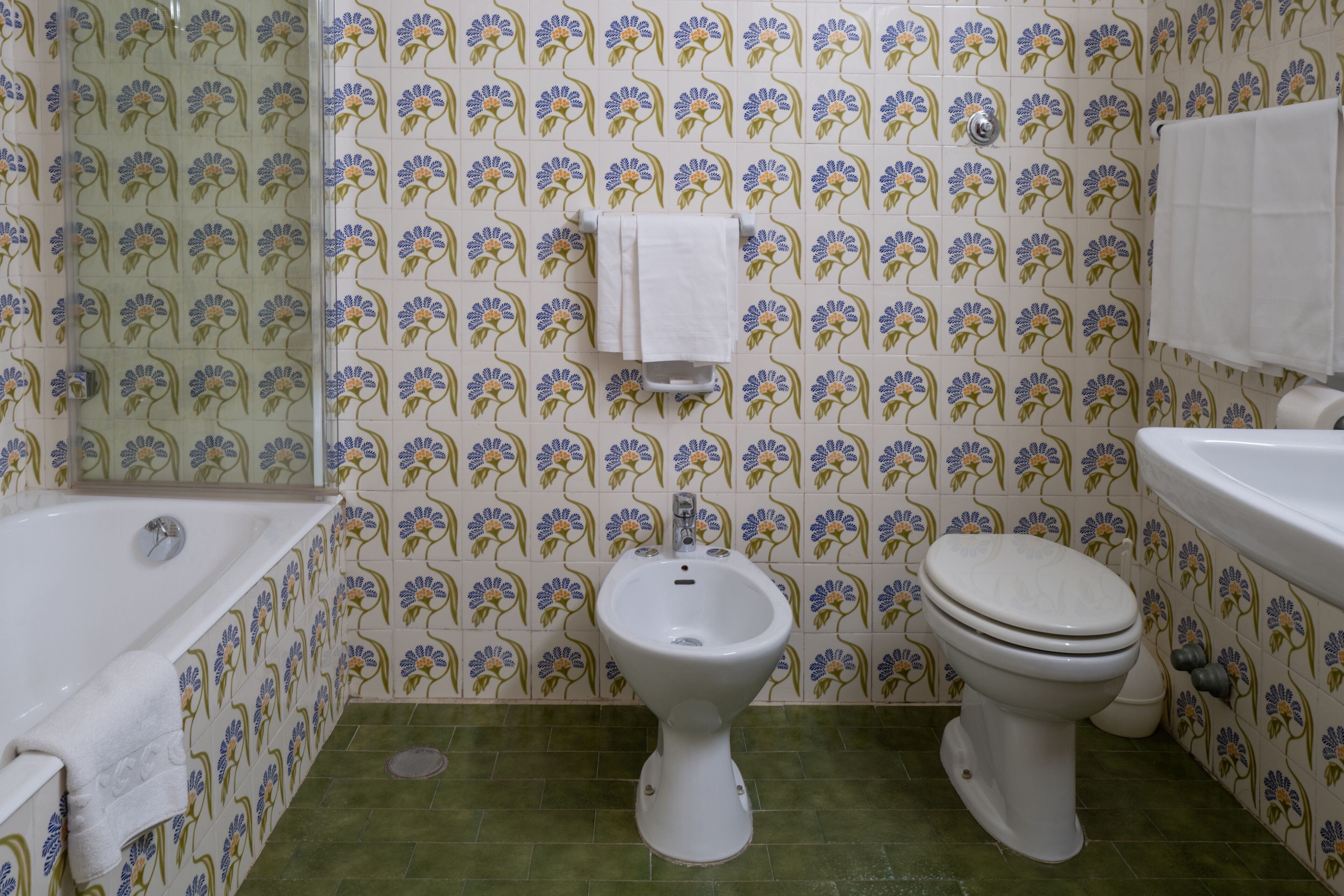 Un baño con bañera, bidé e inodoro.