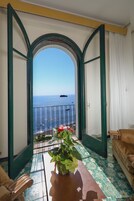 ห้องพักสำหรับสี่ท่าน, วิวทะเล | มินิบาร์, ตู้นิรภัยในห้องพัก, ห้องพักตกแต่งอย่างมีเอกลักษณ์, โต๊ะทำงาน