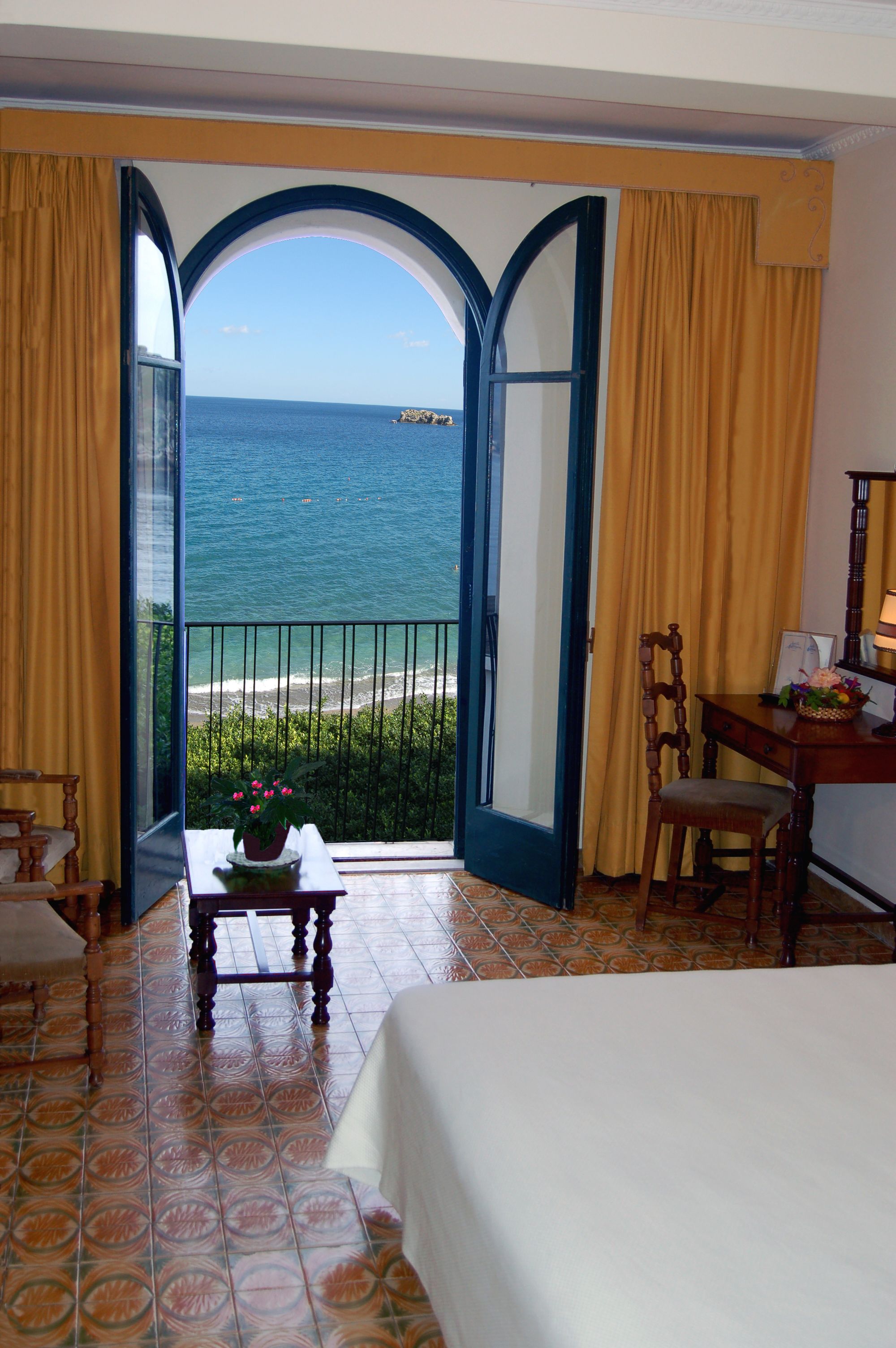 minibar, in-room safe, individually decorated, desk
