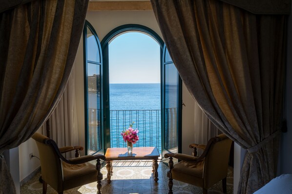 Minibar, caja de seguridad en la habitación y decoración personalizada 