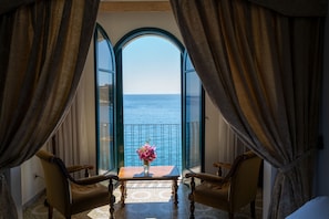 Quadruple Room, Sea View | Minibar, in-room safe, individually decorated, desk