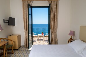 迷你吧、房內夾萬、獨特設計、書桌