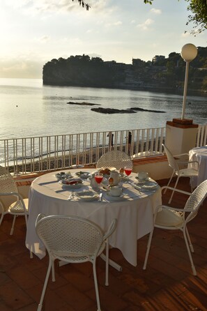 Free daily buffet breakfast - Hotel Lido Mediterranee (Taormina)