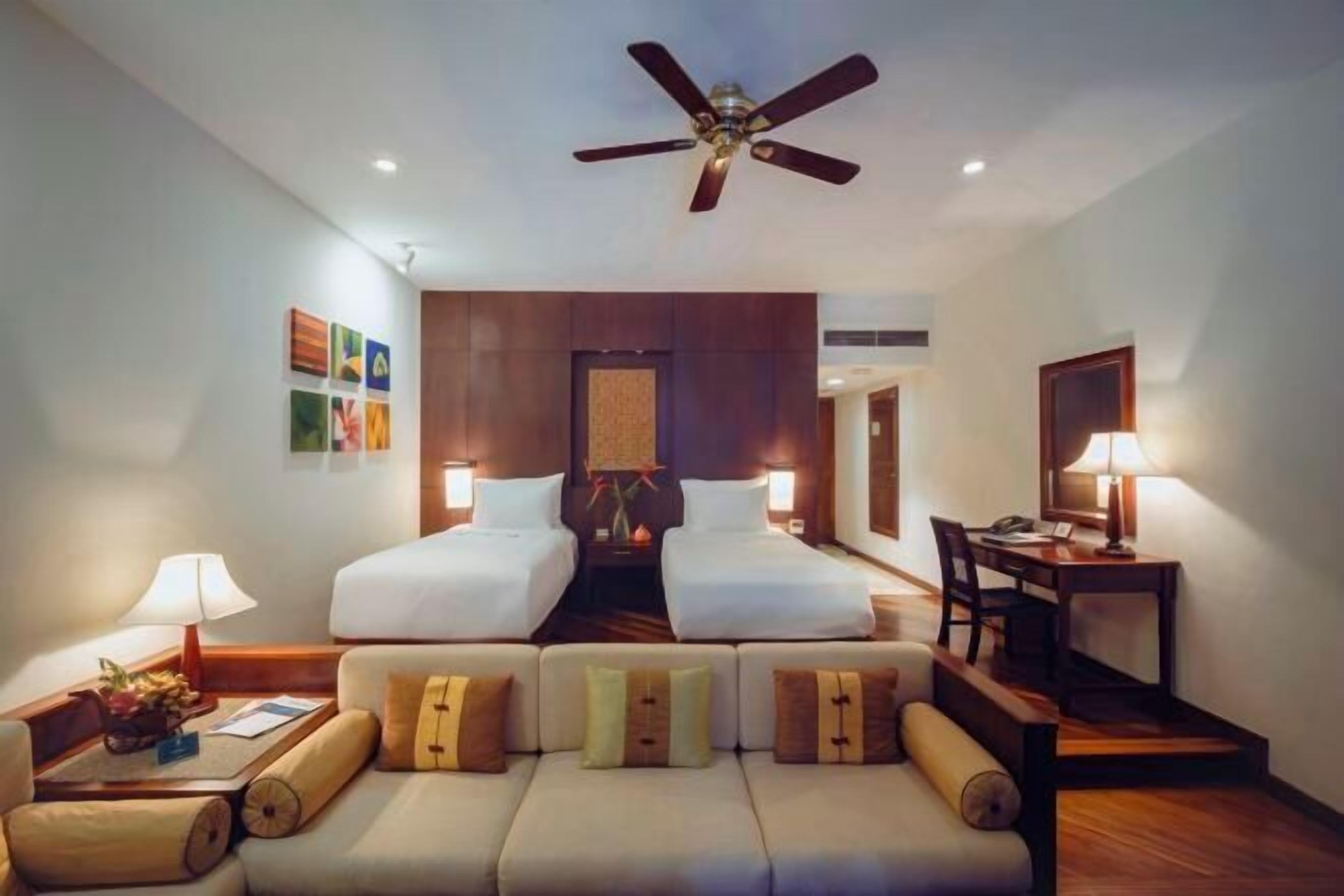 高档床上用品、迷你吧、客房内保险箱、办公桌