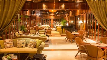 4 bars/lounges, 2 poolbars, een swim-up bar