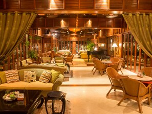 4 bars/lounges, 2 poolside bars, swim-up bar - Furama Resort Danang (Da Nang)