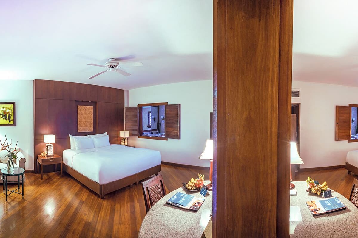 Kamar Keluarga, 2 kamar tidur, kamar terhubung, pemandangan kebun | Seprai premium, minibar, brankas, dan meja kerja