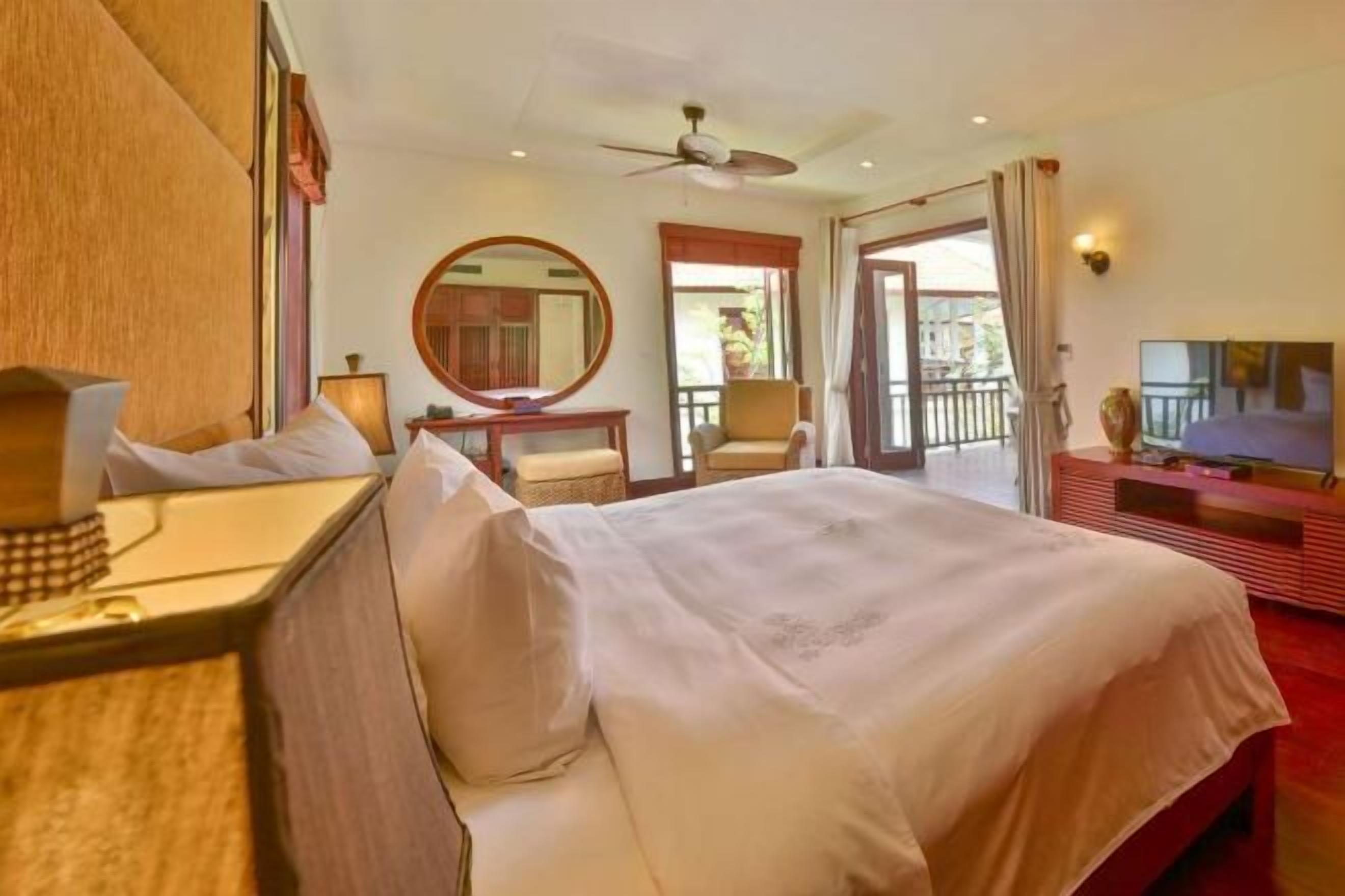 高档床上用品、迷你吧、客房内保险箱、办公桌