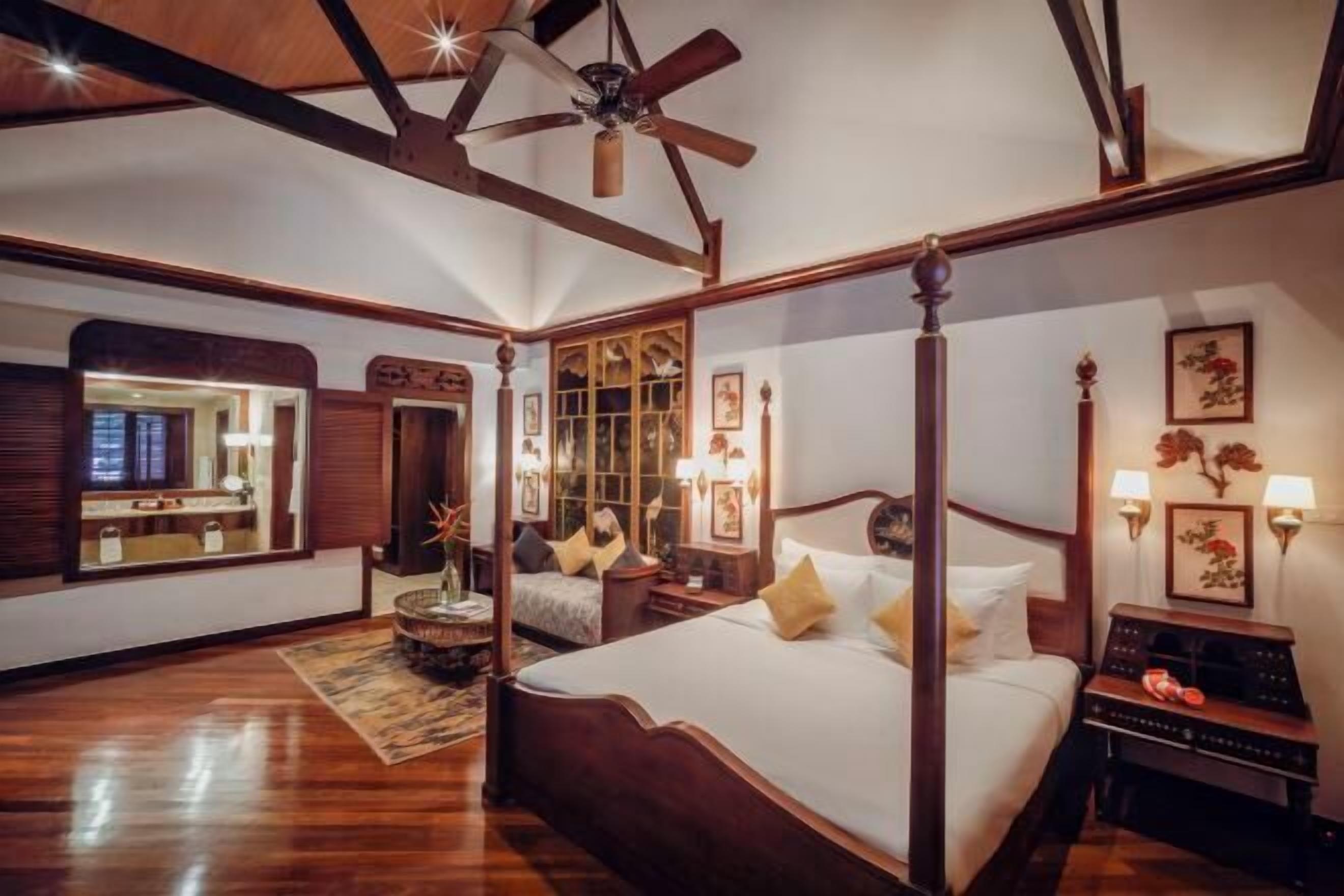 高档床上用品、迷你吧、客房内保险箱、办公桌