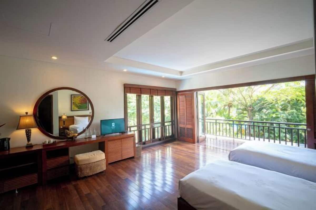 Premium bedding, minibar, in-room safe, desk