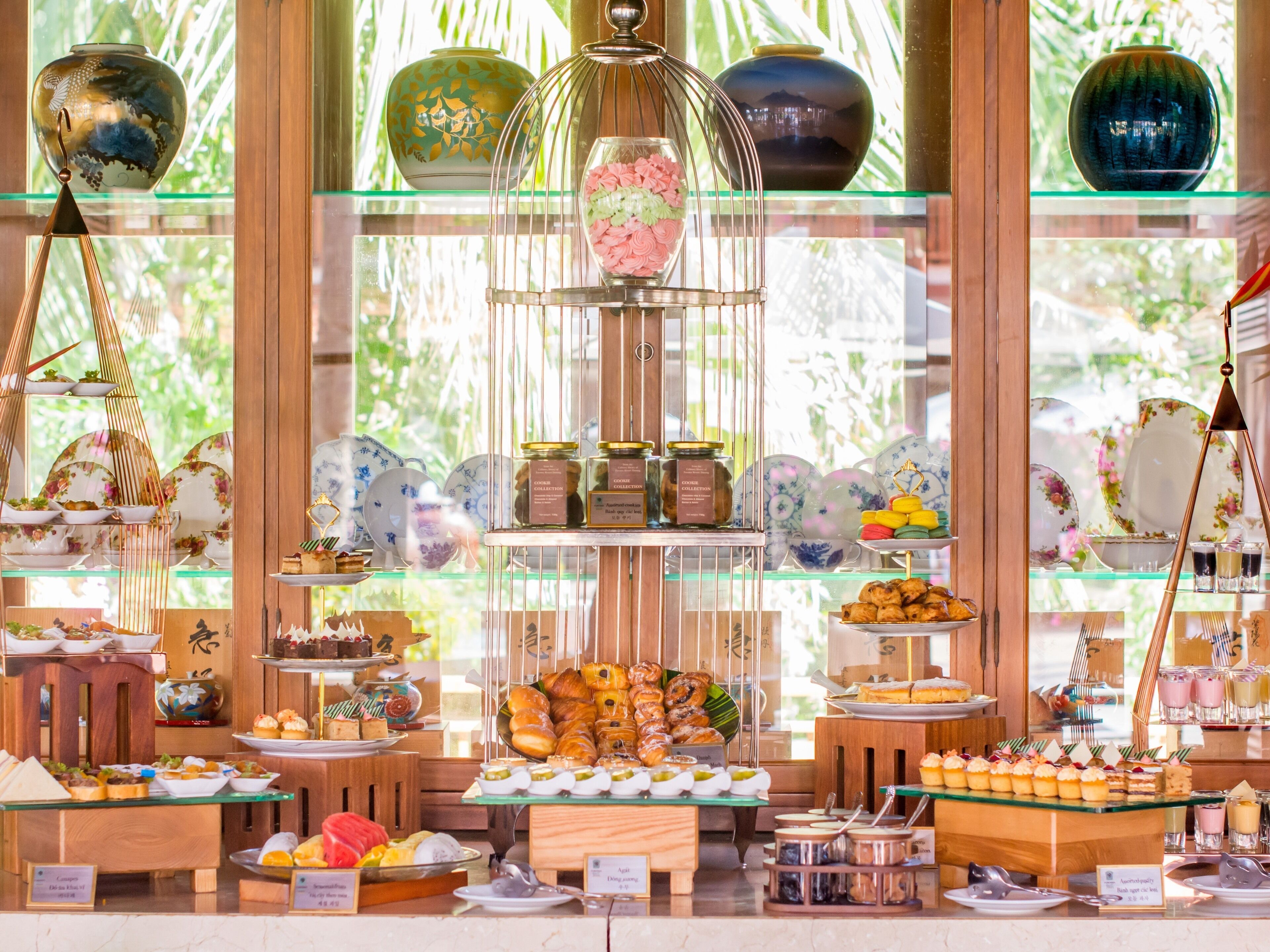 4 bars/lounges, 2 poolside bars, swim-up bar