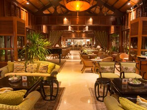 4 bars/lounges, 2 poolside bars, swim-up bar