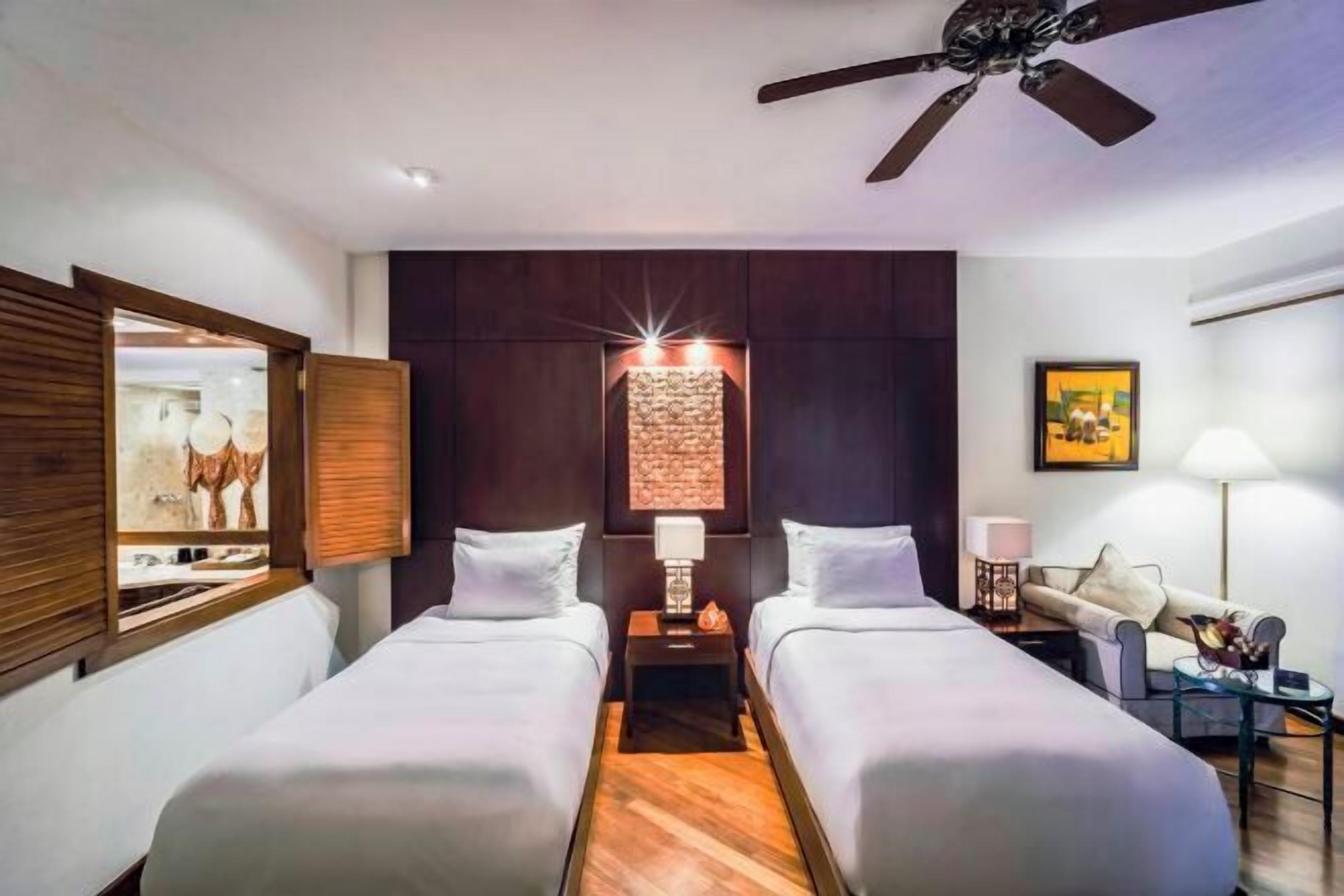 高档床上用品、迷你吧、客房内保险箱、办公桌