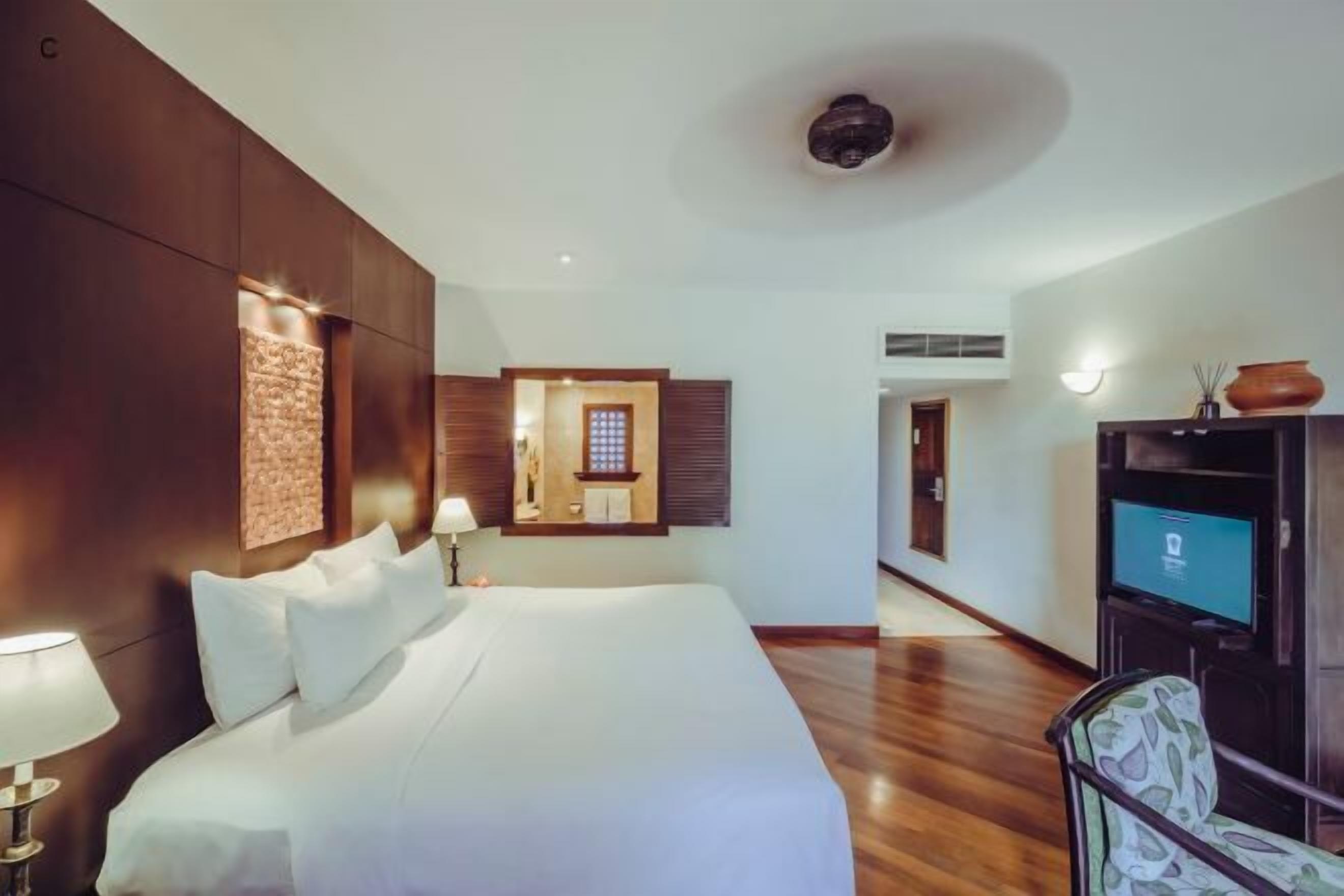 高档床上用品、迷你吧、客房内保险箱、办公桌