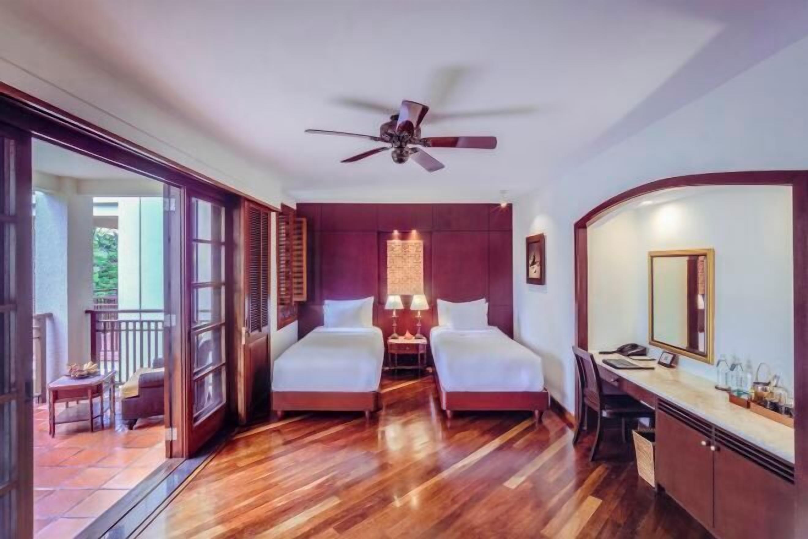 高档床上用品、迷你吧、客房内保险箱、办公桌