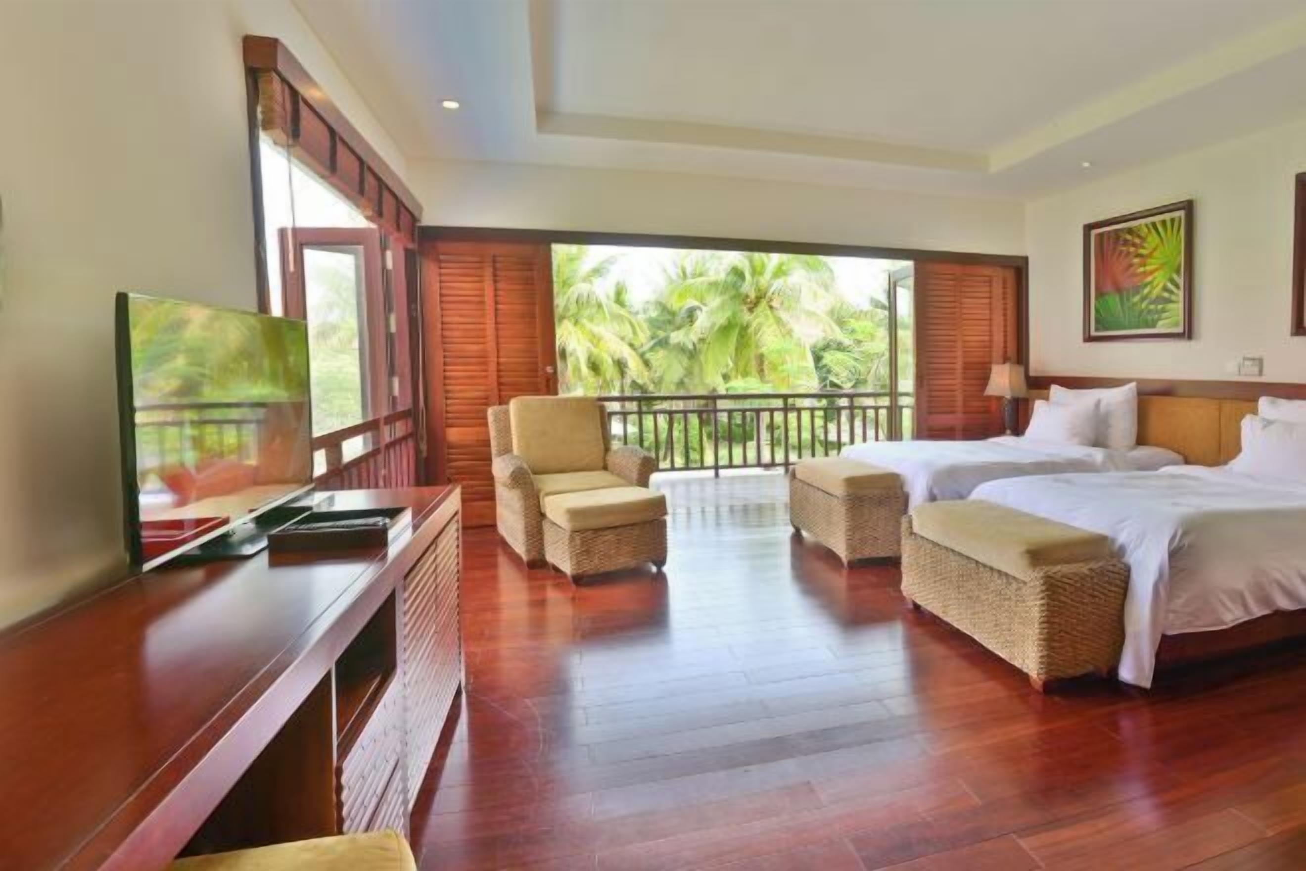 高档床上用品、迷你吧、客房内保险箱、办公桌