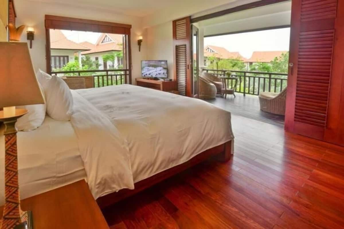 Seprai premium, minibar, brankas, dan meja kerja