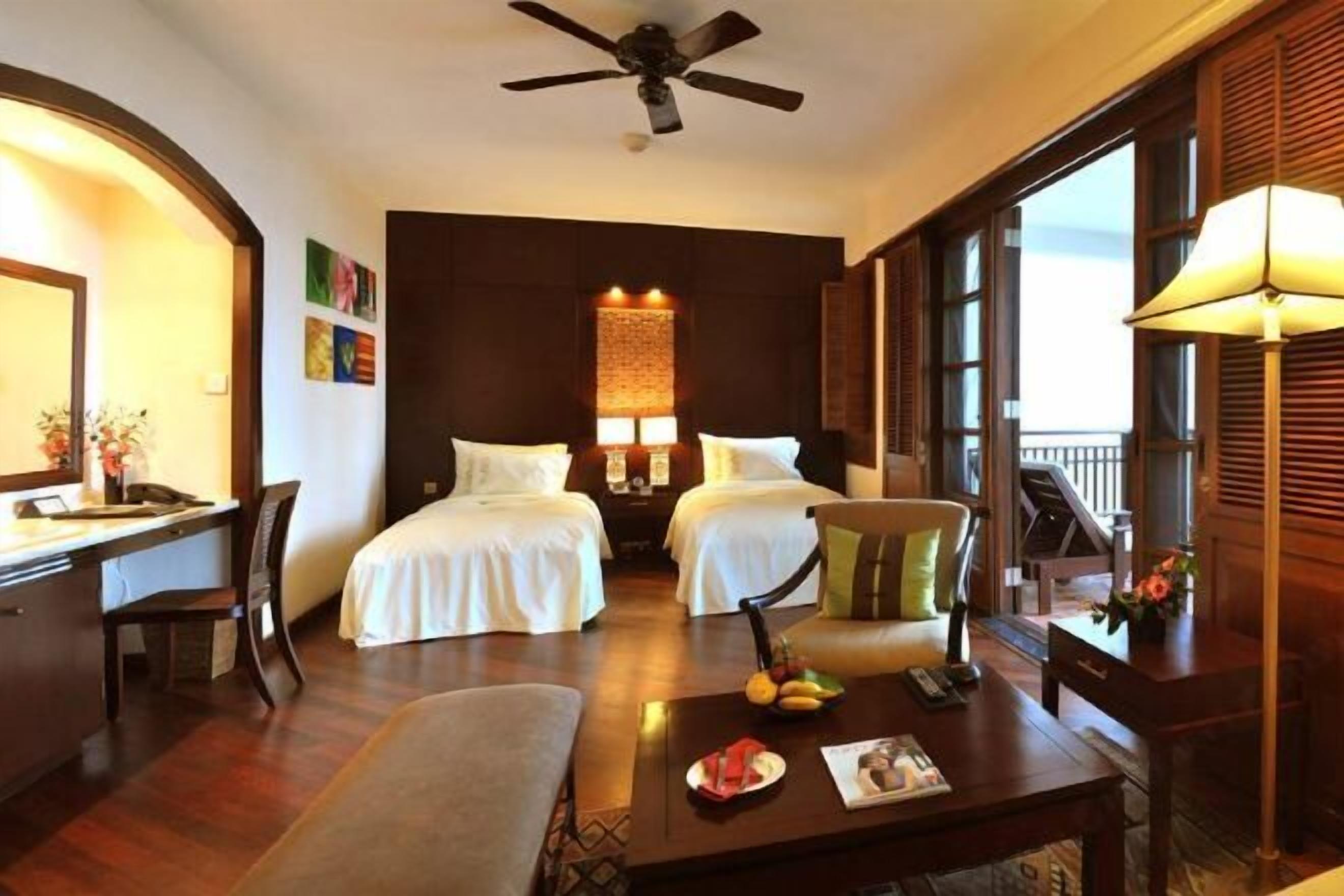 高档床上用品、迷你吧、客房内保险箱、办公桌