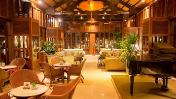 4 bares/lounges, 2 bares ao lado da piscina, bar molhado