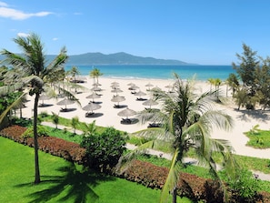 Private beach, white sand, sun-loungers, beach umbrellas - Furama Resort Danang (Da Nang)