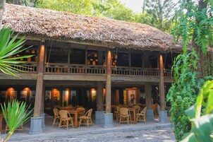 6 restaurants, breakfast, lunch, dinner served; Asian cuisine