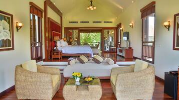 Villa, 4 habitaciones, vistas al mar | Ropa de cama de alta calidad, minibar, caja fuerte y escritorio